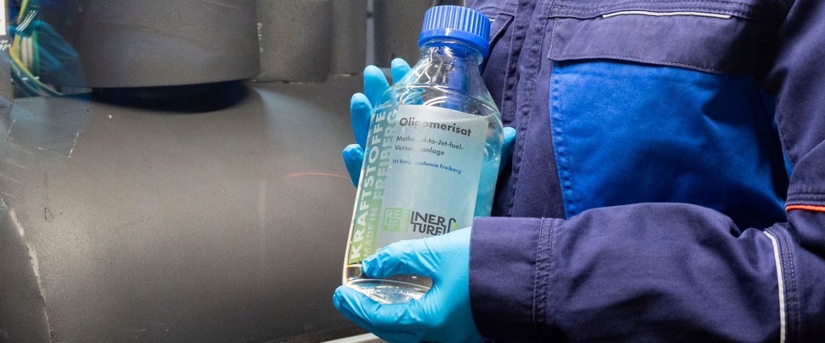 Die EwOPro-Versuchsanlage optimiert die Oligomerisierung im METHAJET®-Prozess mit dem Ziel, mindestens 62,5 Prozent Kerosinanteil im Produkt zu erreichen.