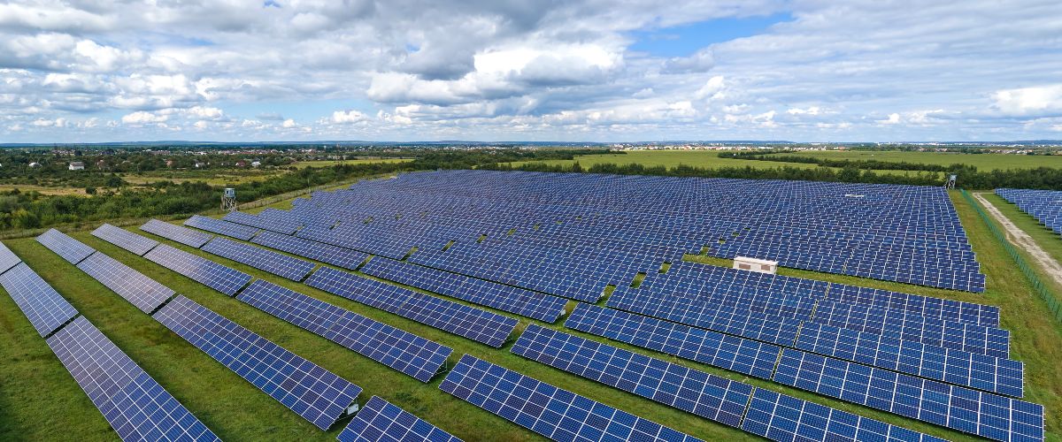 PV-Großkraftwerke spielen eine wichtige Rolle für das Energiesystem. Akteure aus Industrie, Forschung und Politik haben innerhalb einer neuen Arbeitsgruppe ein Themenpapier zu wichtigen Forschungsschwerpunkten skizziert.