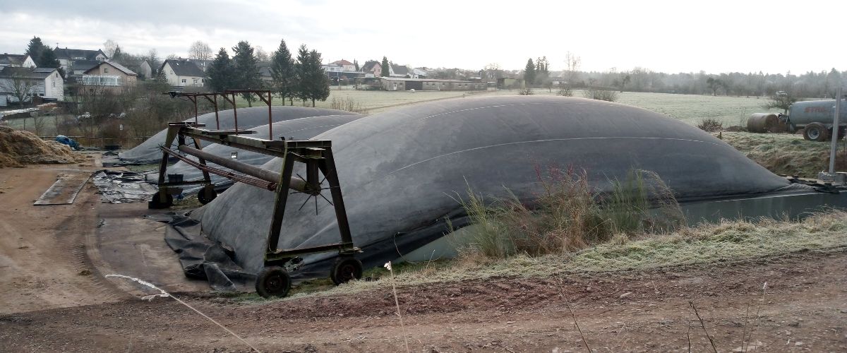Eine Trockenfermentationsanlage mit gefülltem Gasspeicher.