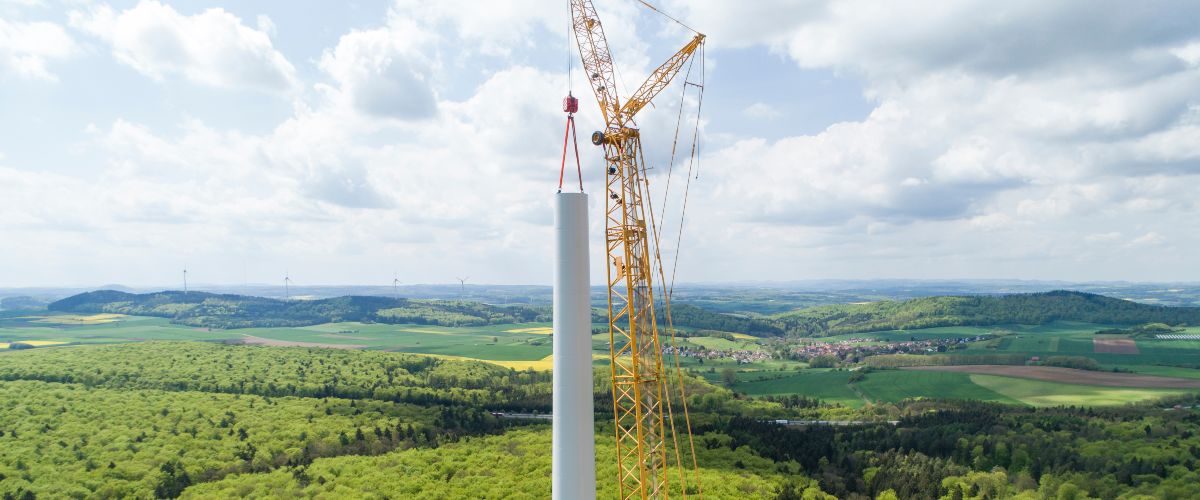 The towers of wind turbines are erected piece by piece - the uppermost elements can only be installed at low wind speeds.