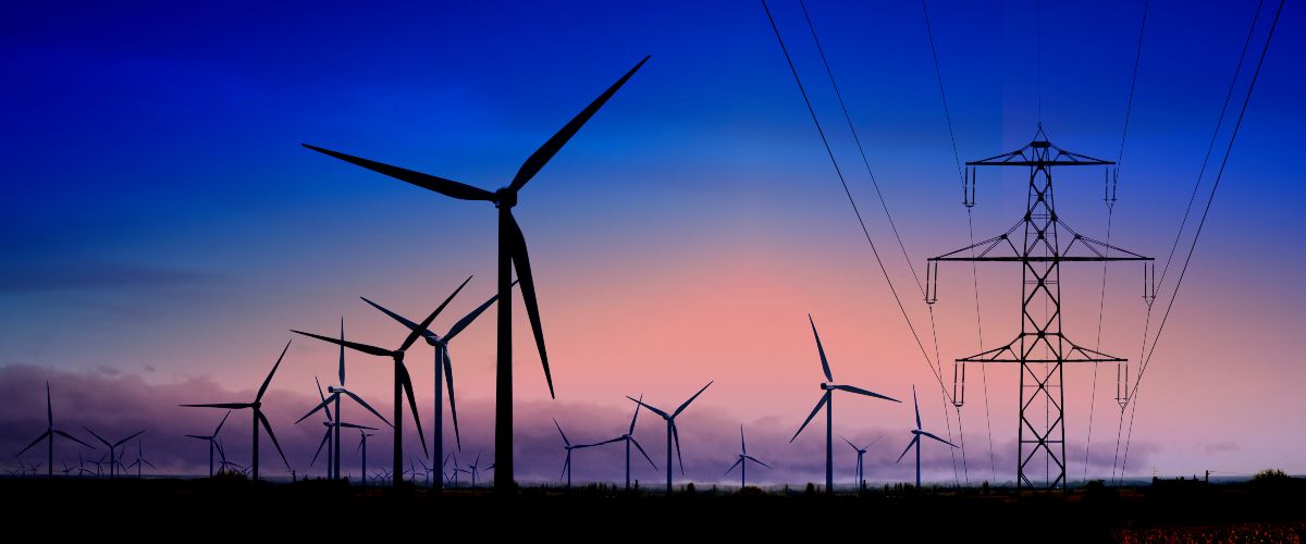 Windkraftanlagen und Strommasten