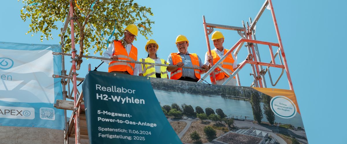 Am 30. Juni 2025 fand das Richtfest statt. Von links: Bürgermeister Dr. Tobias Benz (Grenzach-Wyhlen), Projektleiterin Dr. Reihaneh Zohourian (EnBW), naturenergie Geschäftsführer Michel Schwery und Prof Dr. Wolfram Münch (EnBW).