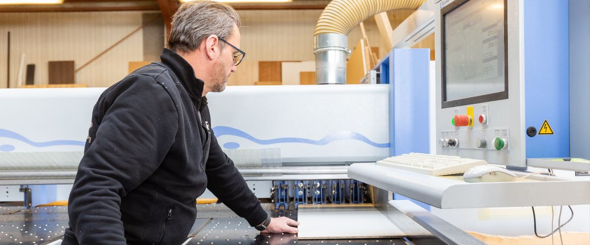 Auch die Produktionsprozesse eines Möbelherstellers spielen im Vorhaben FlexBIT eine wichtige Rolle.