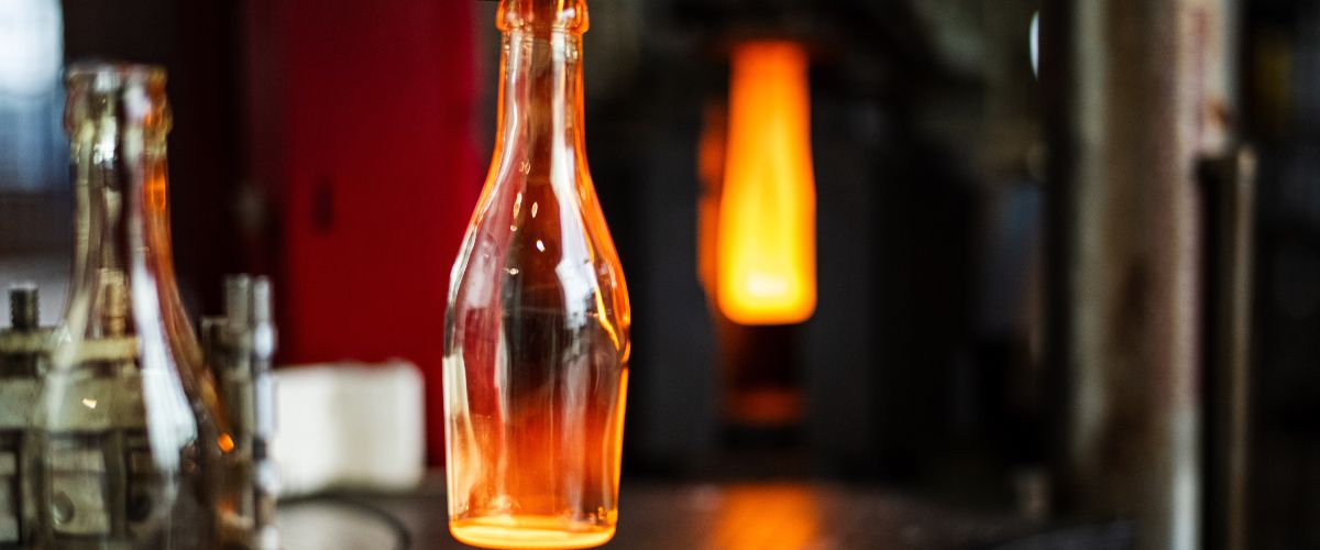 In the ZeroCO₂ Glass project, a research team is working on an emission-free melting process using bottle production as an example.