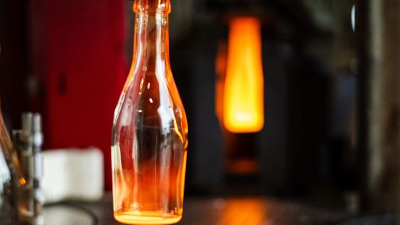 In the ZeroCO₂ Glass project, a research team is working on an emission-free melting process using bottle production as an example.