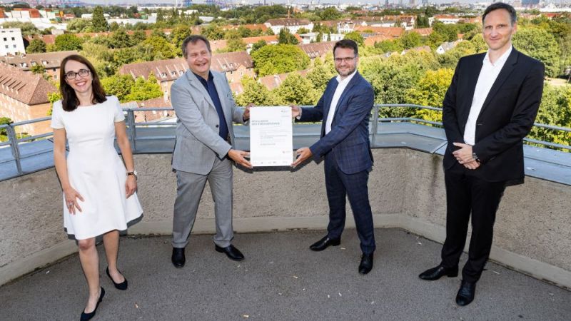 Ceremonial handover of the grant for IW³