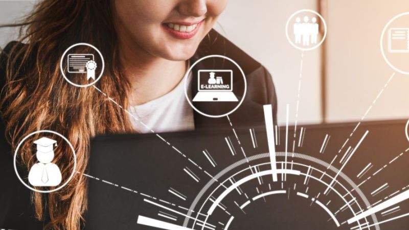 Frau am Laptop beim E-Learning: Digitale Symbole für Wissen, Innovation, Vernetzung und Weiterbildung visualisieren die Vorteile von Online-Seminaren und Webinaren der Forschungsnetzwerke Energie.