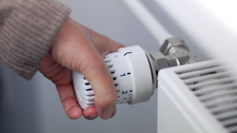 Energie sparen - Nahaufnahme Heizkörper Thermostat
