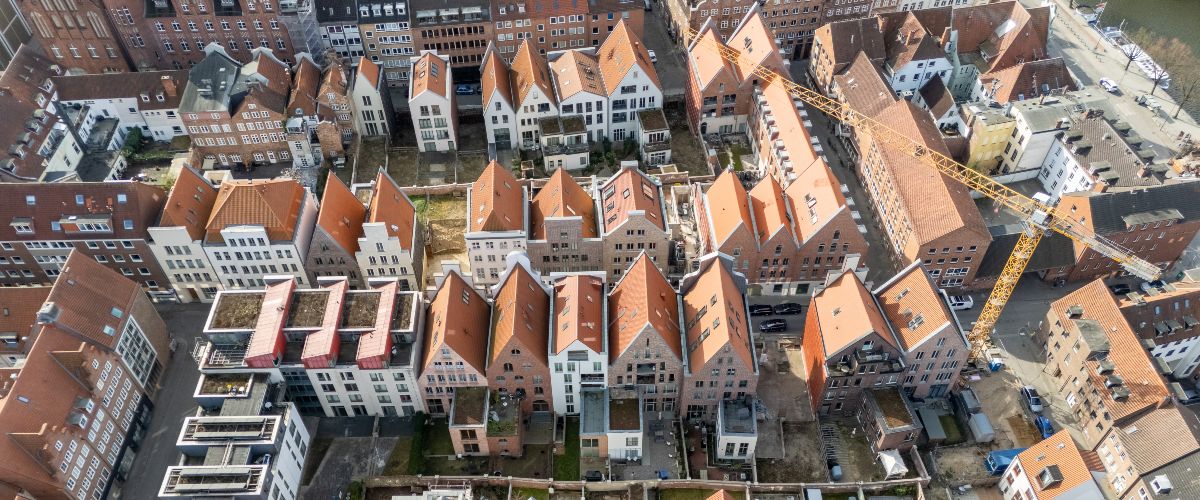 In Quartieren treffen verschiedenste Gebäudearten aufeinander: Das Potenzial, Energie einzusparen und Emissionen zu reduzieren, ist groß. 