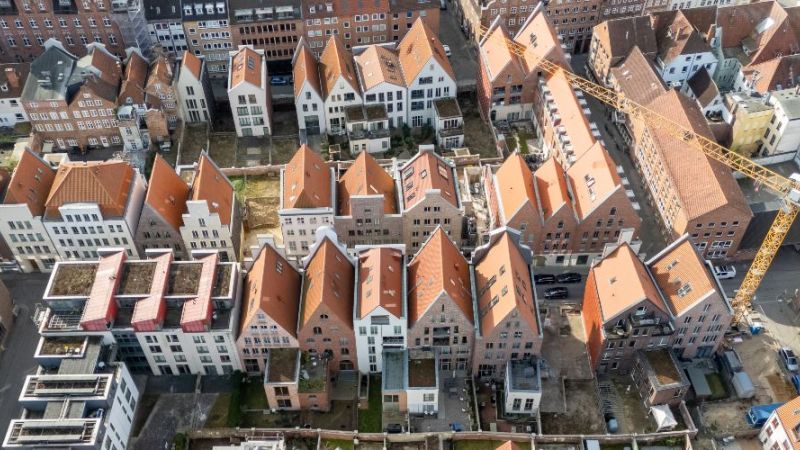 In Quartieren treffen verschiedenste Gebäudearten aufeinander: Das Potenzial, Energie einzusparen und Emissionen zu reduzieren, ist groß. 