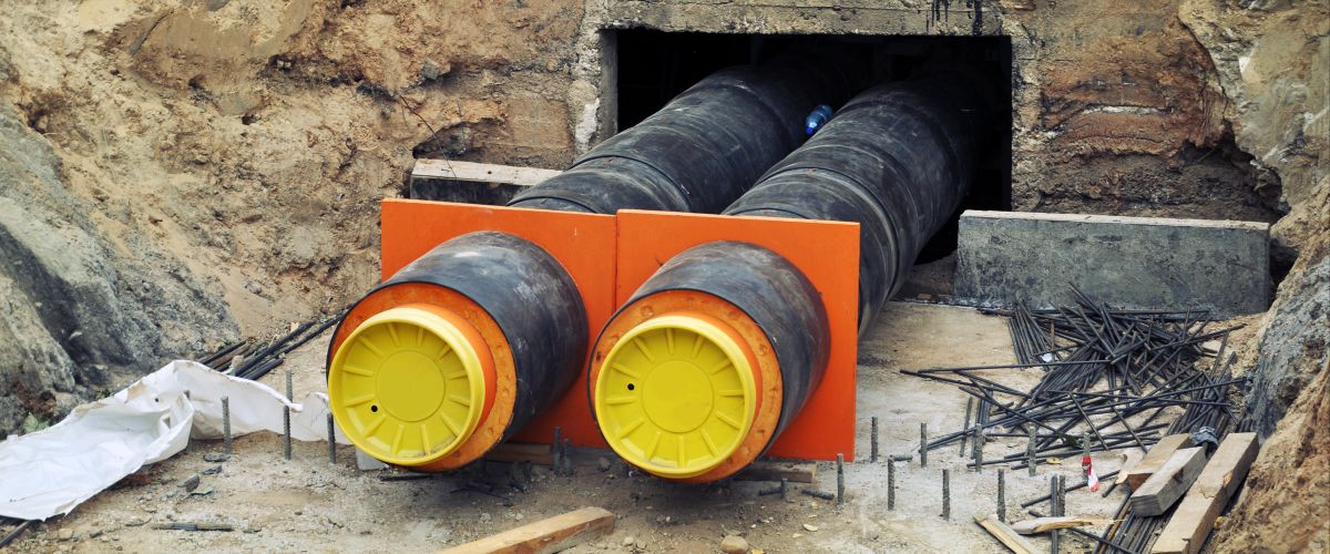 Zwei Endstücke einer Wärmeleitung auf einer Baustelle