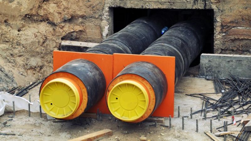 Zwei Endstücke einer Wärmeleitung auf einer Baustelle