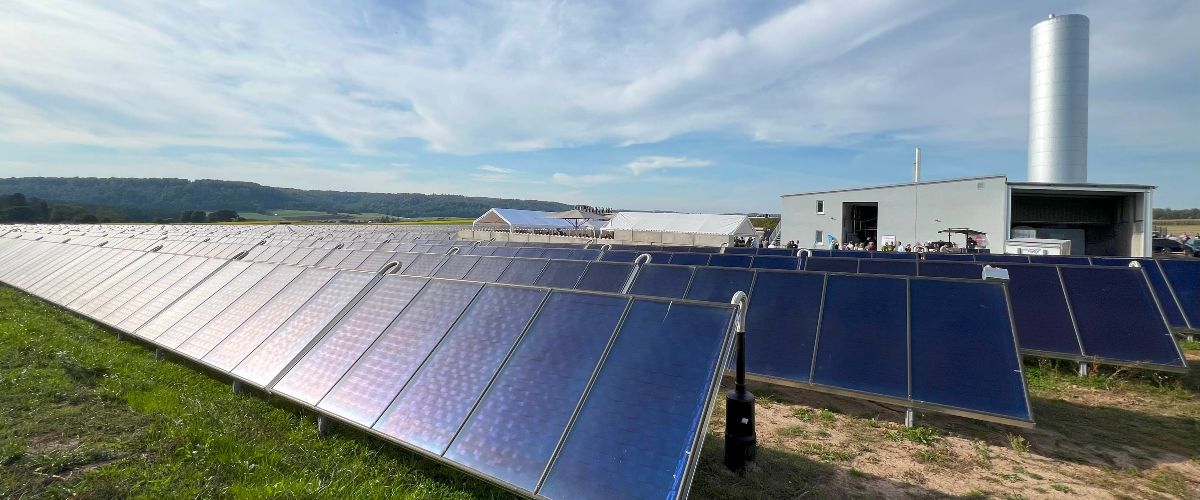 Das Anlagensystem in Bracht bei der Eröffnungsfeier am 20. September 2025, im Vordergrund die Solarthermie-Kollektoren.