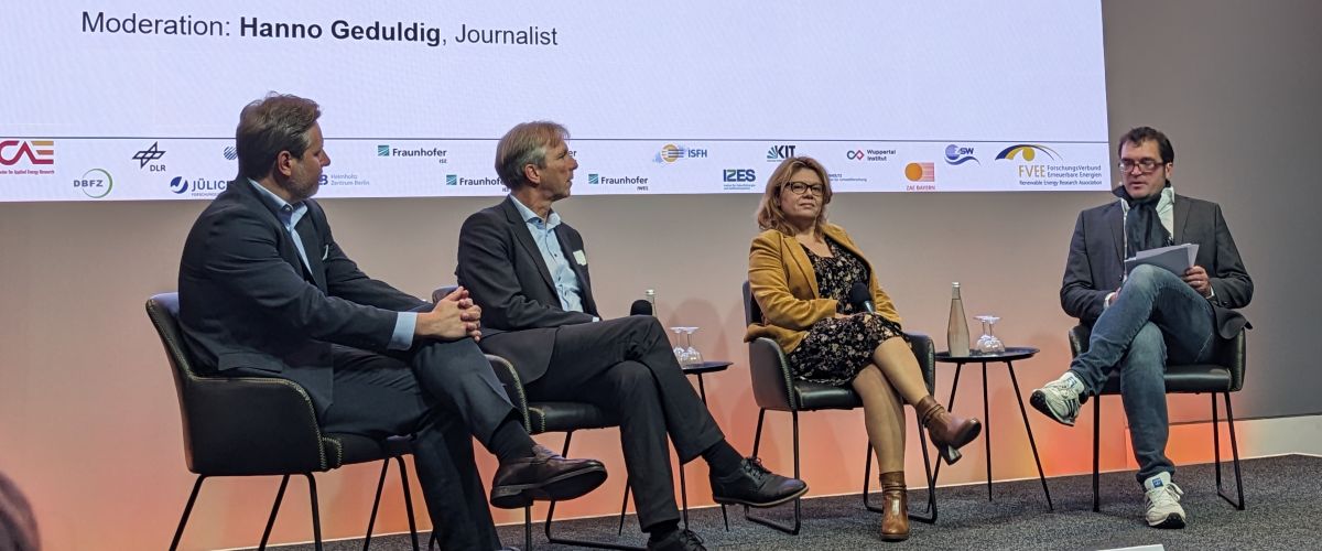 Zur Wettbewerbsfähigkeit der deutschen Industrie auf den internationalen Märkten diskutierten (v.l.n.r): Dr. Dennis Rendschmidt (VDMA Power Systems), Prof. Dr. Mario Ragwitz (Fraunhofer IEG) und Dr. Rodoula Tryfonidou (BMWE).