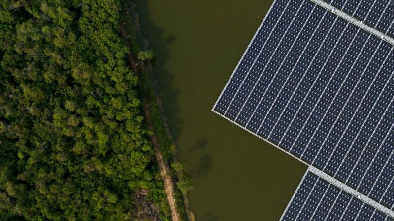 Schwimmende Photovoltaikanlage aus der Vogelperspektive. (Symbolfoto)