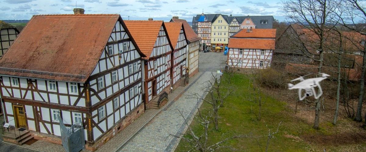 Hier werden die drei Versuchsgebäude mit Hilfe einer Drohne geometrisch erfasst.