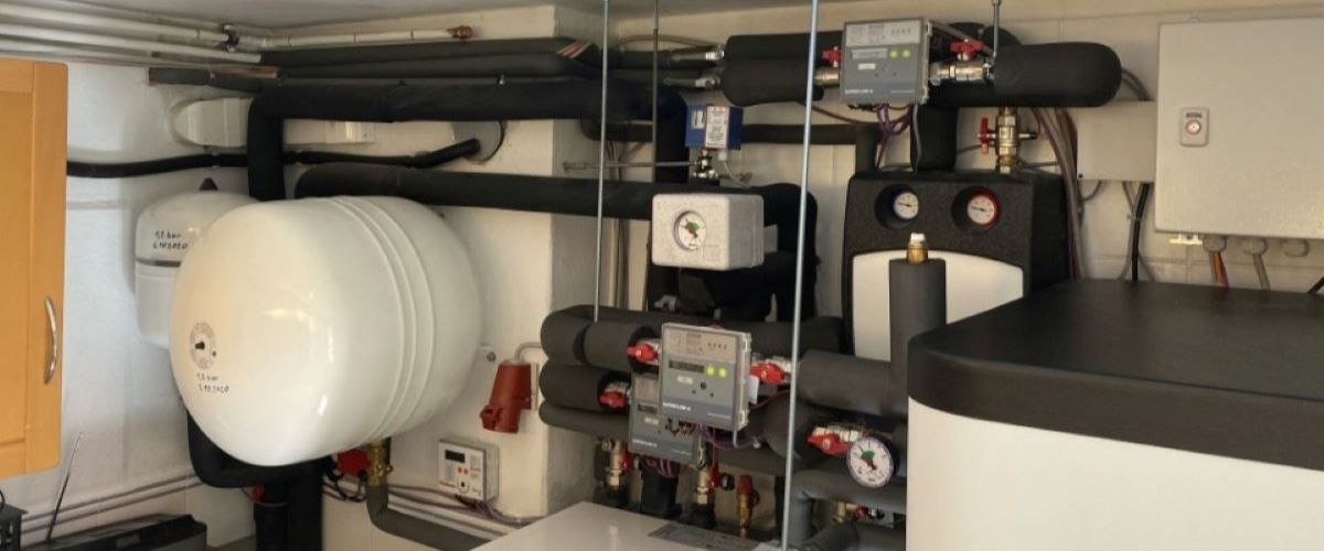 Wärmepumpenanlage und Speicher mit Wärmemengenzählern in der Hydraulik.