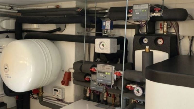 Wärmepumpenanlage und Speicher mit Wärmemengenzählern in der Hydraulik.