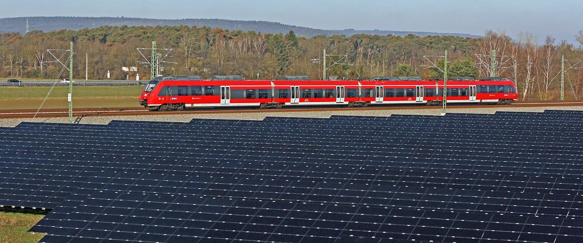PV-Anlagen direkt neben Gleisen, die direkt ins Bahnstromnetz einspeisen, könnten künftig Realität werden.