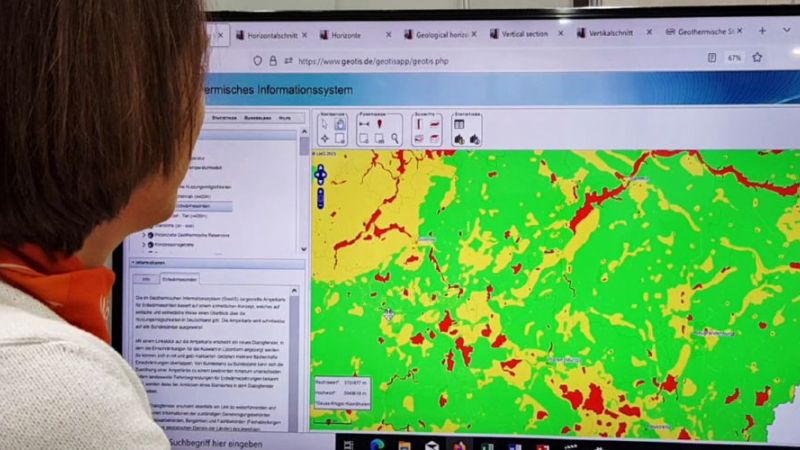 The federal state of Mecklenburg-Western Pomerania as a map with traffic light colors on a screen.