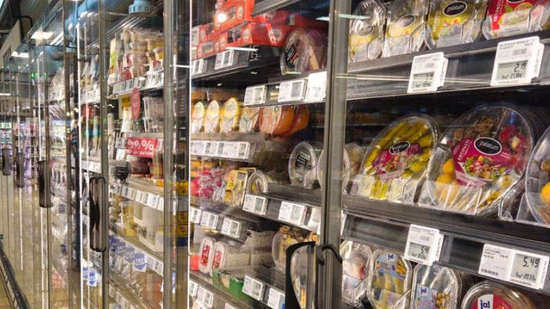 Blick in die Kühlschränke des Pilot-Supermarkts, den die Projektbeteiligten umgerüstet haben.