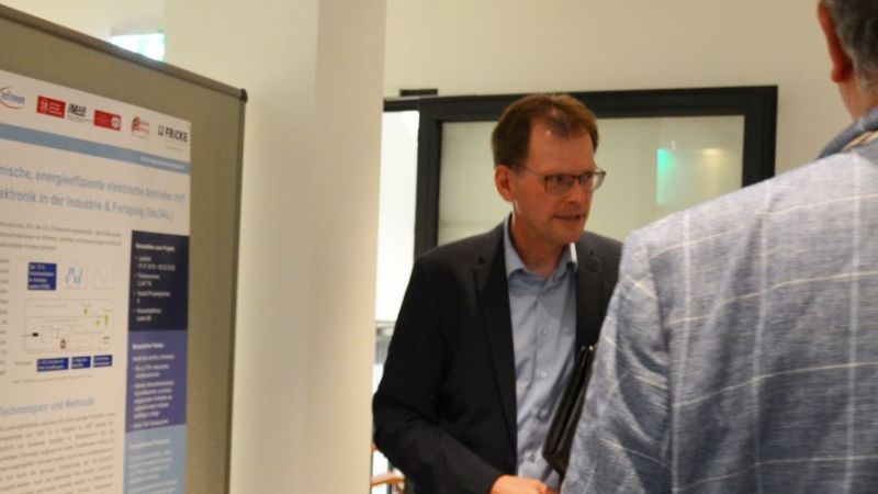 Austausch am Posterstand auf einer Veranstaltung der Forschungsnetzwerke Energie.