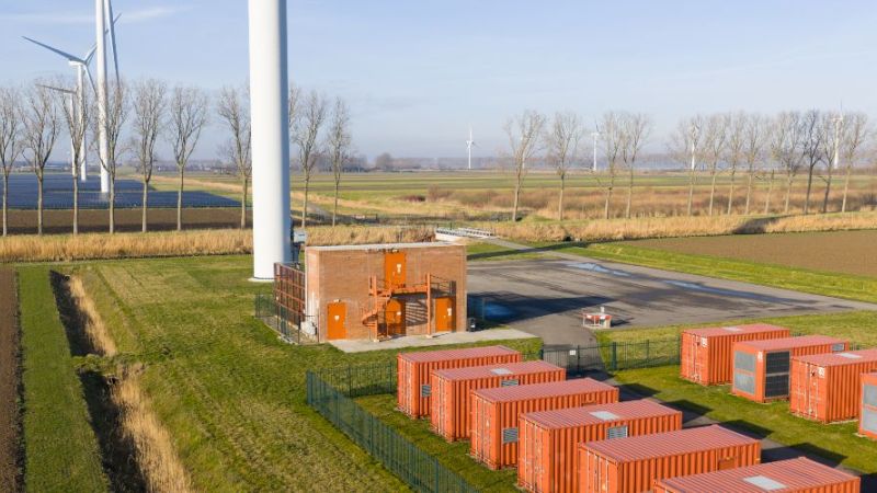 Batteriegroßspeicher werden benötigt, um Schwankungen aus Wind- und Solarstrom auszugleichen, das Stromnetz zu stabilisieren und ein Zwischenspeichern überschüssiger erneuerbarer Energie zu ermöglichen. (Symbolfoto)