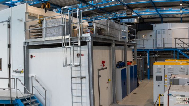 Das HiPE-LAB im Überblick mit Klimaraum und Kühlschränken.