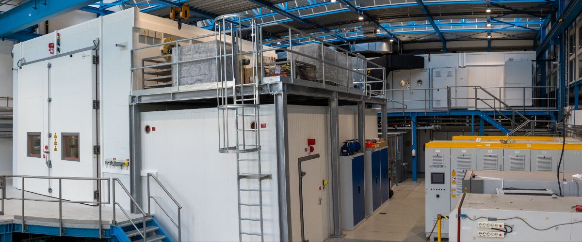 The HiPE-LAB, with its large climate chamber (left) and smaller climate cabinets, offers testing capabilities for entire converters and individual electronic components.
