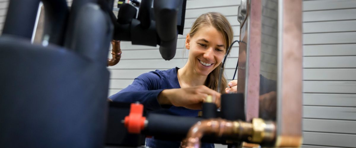 Eine Forscherin im Labor f&uuml;r W&auml;rme- und K&auml;ltetechnologien des Fraunhofer-Instituts f&uuml;r Solare Energiesysteme ISE