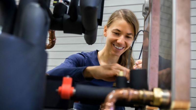 Arbeit im Labor für Wärme- und Kältetechnologien des Fraunhofer ISE