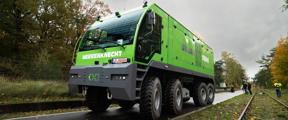 Seismisches Messfahrzeug im Einsatz: Der Urban Vibro Truck ist speziell f&uuml;r urbane Gebiete geeignet und kann auch in engen Stadtstra&szlig;en Messungen vornehmen, um den Untergrund zu untersuchen.