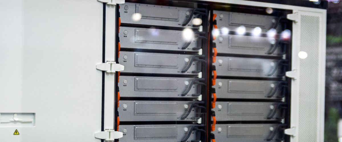 F&uuml;r das Management von Batteriegro&szlig;speichern m&uuml;ssen die sich kontinuierlich ver&auml;ndernden Zust&auml;nde der Anlage ber&uuml;cksichtigt werden, wie etwa Ladezustand, Temperatur oder Alterungszustand.