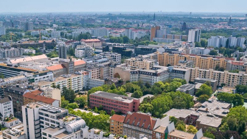 Luftaufnahme eines dicht bebauten Stadtviertels.