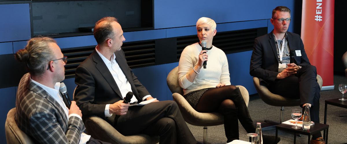 Michael Busse, Wiebke L&uuml;ke, Dirk Bessau (Moderation) und Stefan Liesner diskutierten bei den Berliner Energietagen, wie Vor-Ort-Wasserstoff-Systeme die Resilienz des Energiesystems verbessern k&ouml;nnen.
