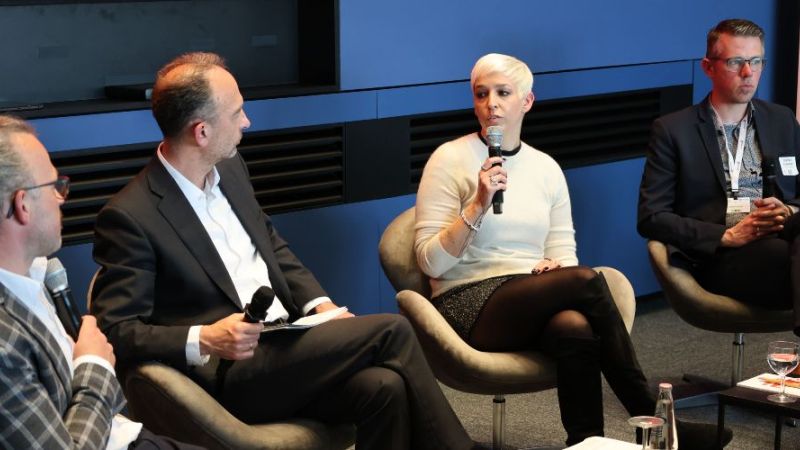 Michael Busse, Wiebke Lüke, Dirk Bessau (Moderation) und Stefan Liesner diskutierten bei den Berliner Energietagen, wie Vor-Ort-Wasserstoff-Systeme die Resilienz des Energiesystems verbessern können.