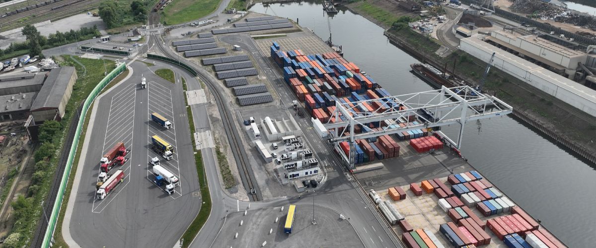 Containerterminal im Duisburger Hafen mit Krananlagen, Containerflächen, Photovoltaikanlagen und Verkehrsflächen.