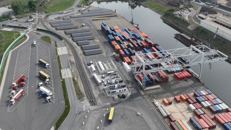 Containerterminal im Duisburger Hafen mit Krananlagen, Containerflächen, Photovoltaikanlagen und Verkehrsflächen.