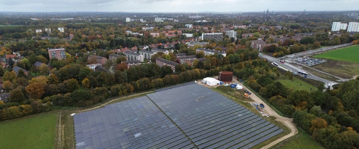 Das L&uuml;becker Panorama mit den sieben Kircht&uuml;rmen im Hintergrund, im Vordergrund befindet sich seit Kurzem ein Feld mit Solarthermiekollektoren.