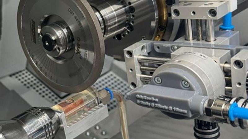 Versuchsstand für energieeffizientes Schleifen: Forschende am Leibniz-IWT untersuchen, wie Kühlschmierstoffe beim Außenrundeinstechschleifen möglichst gezielt und wirksam in die Kontaktzone gelangen.