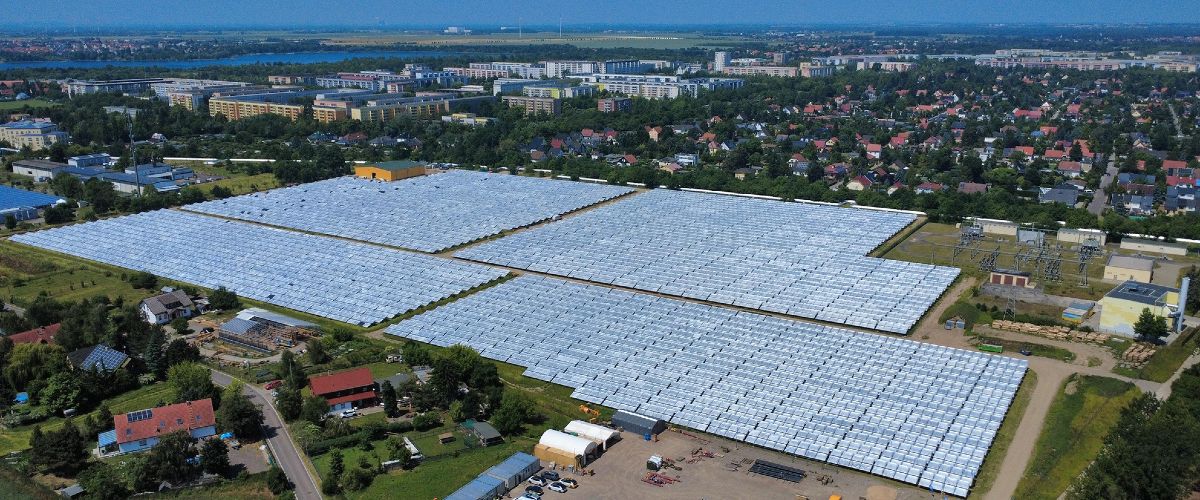 Das Kollektorfeld der deutschlandweit größten Solarthermieanlage in Leipzig besteht aus 200 Solarkollektoren.