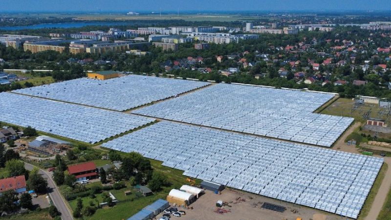 Das Kollektorfeld der deutschlandweit größten Solarthermieanlage in Leipzig besteht aus 200 Solarkollektoren.