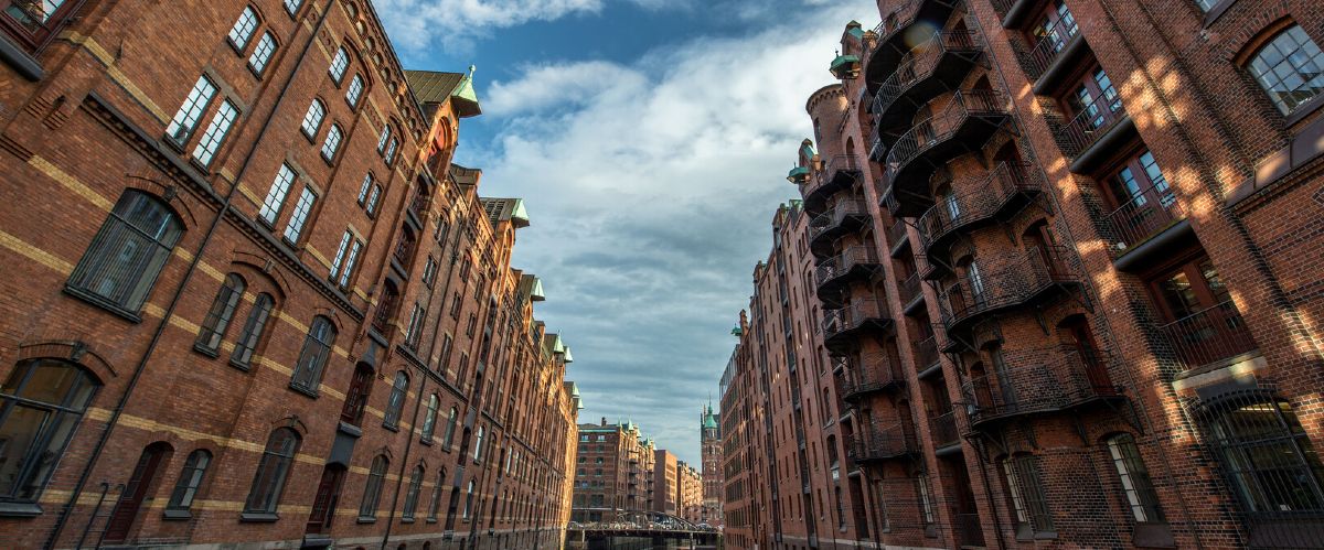 Das Forschungsprojekt CO₂-neutrales Welterbe Speicherstadt Hamburg zeigt: Belastbare Aussagen zum Energieverhalten komplexer Bestandsgeb&auml;ude erfordern den Abgleich von Simulation, Messung und Realbetrieb.