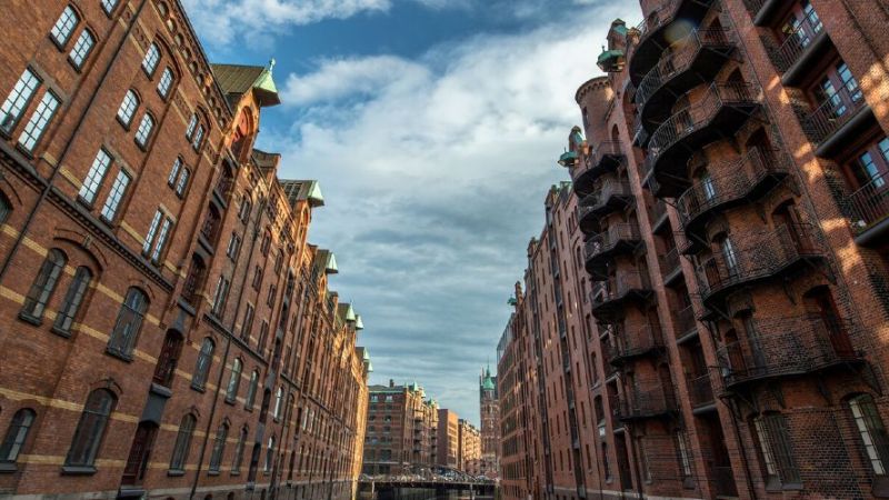 Zwei Kontorhäuser der Speicherstadt Hamburg aus Grachtenperspektive.