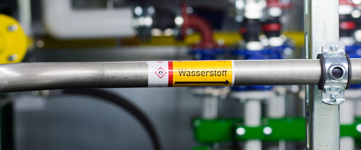 Alternative Brennstoffe wie Wasserstoff haben andere Eigenschaften als Erdgas: Dies hat in Gasmotoren unter anderem Auswirkungen auf den Brennvorgang, den Wirkungsgrad, die Betriebssicherheit oder den Verschlei&szlig; der Bauteile.