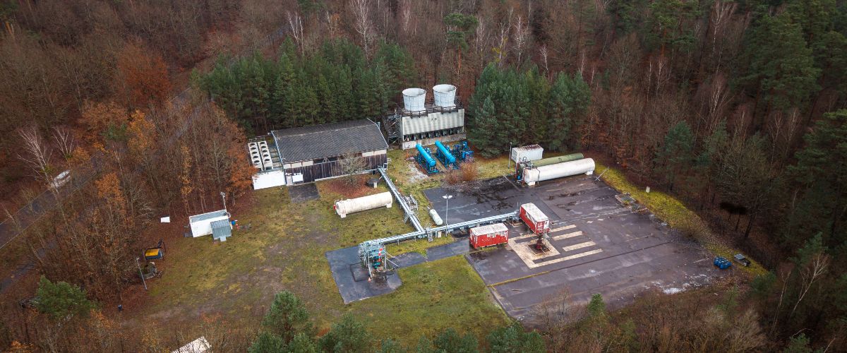 Luftbildaufnahme der GFZ-Geothermieforschungsplattform Gro&szlig; Sch&ouml;nebeck in der brandenburgischen Schorfheide.