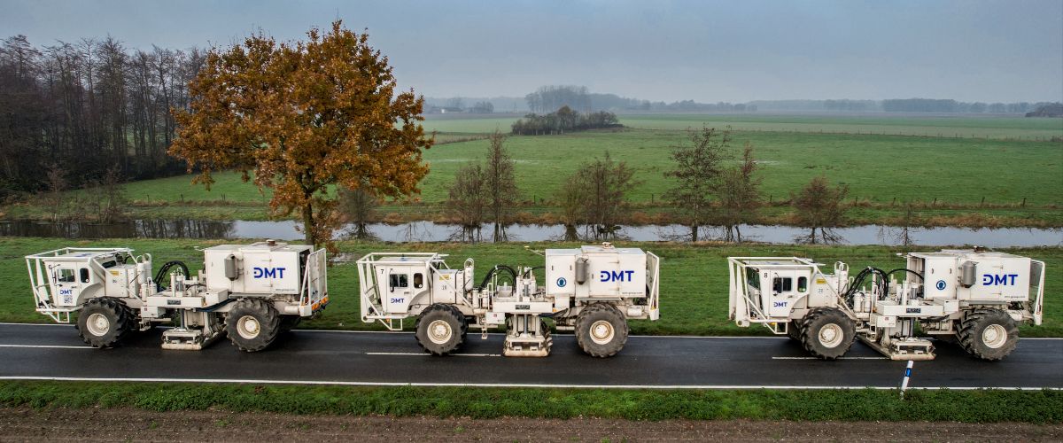 Vibro-Trucks im Einsatz: Die Spezialfahrzeuge leiten kontrolliert seismische Wellen in den Untergrund, um diesen hinsichtlich der vorhandenen geologischen Strukturen zu untersuchen.
