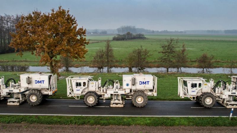 Vibro-Trucks im Einsatz: Die Spezialfahrzeuge leiten kontrolliert seismische Wellen in den Untergrund, um diesen hinsichtlich der vorhandenen geologischen Strukturen zu untersuchen.