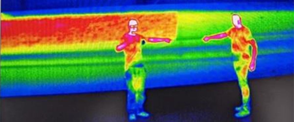 Thermografische Aufnahme des Rotorblatts einer Windenergieanlage: Durch die unterschiedlichen W&auml;rmeleitf&auml;higkeiten sind die Materialgrenzen deutlich zu erkennen.
