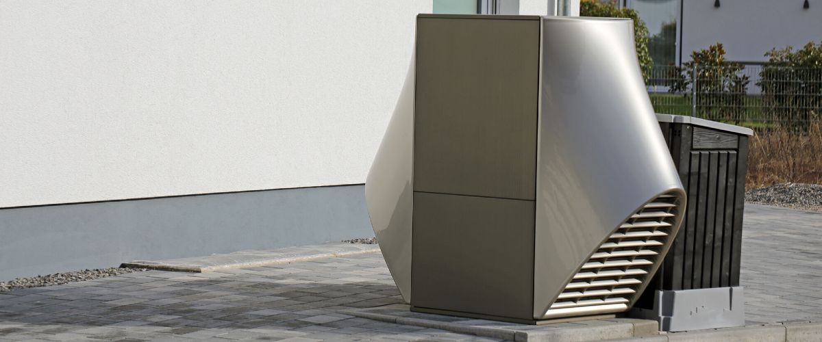 W&auml;rmepumpe aus Stahl am Geb&auml;ude